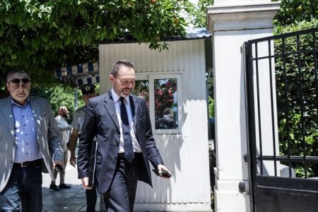 Η επιχείρηση «εξόντωσης» του Στουρνάρα