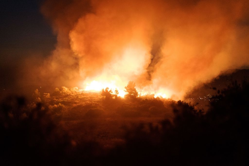 Ανεξέλεγχτη μαίνεται η φωτιά που καίει από το Σάββατο το απόγευμα τον Κιθαιρώνα