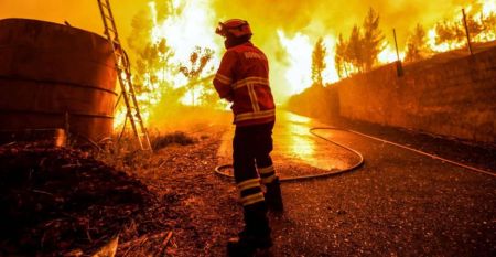Πορτογαλία: Χωριά απειλεί η πύρινη λαίλαπα – Πάνω από 900 πυροσβέστες στη μάχη με τις φλόγες