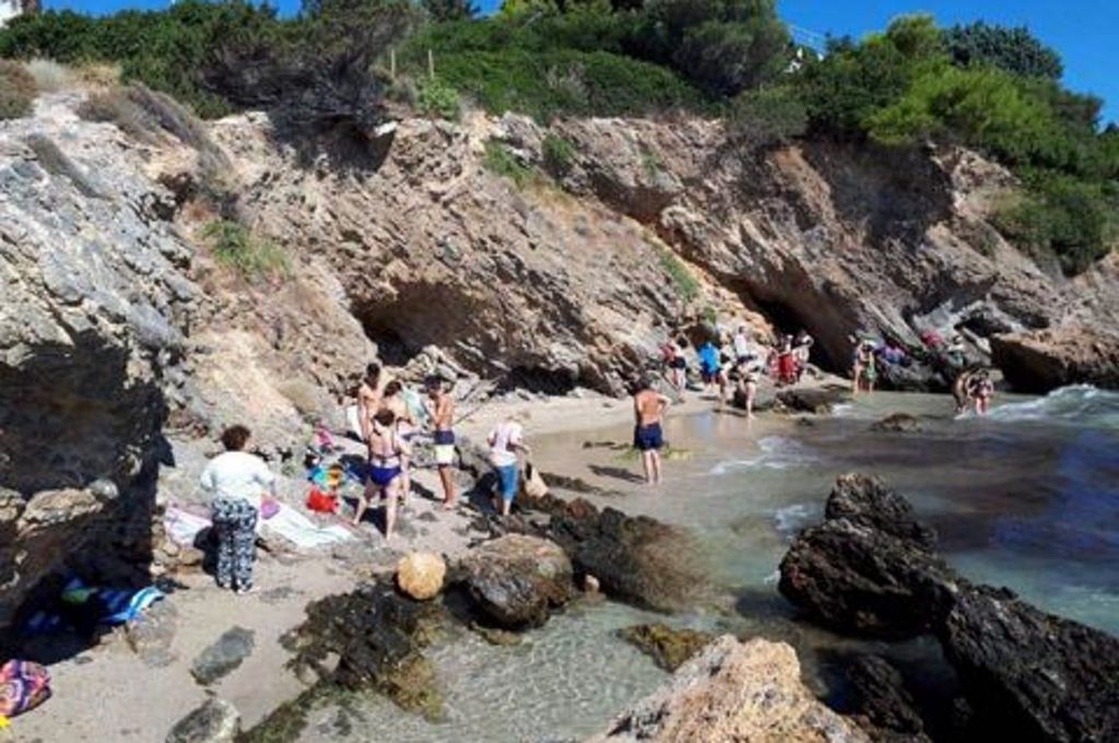 Πόρτο Ράφτη: Κλειστή η παραλία «Πανόραμα» λόγω επικίνδυνου βράχου