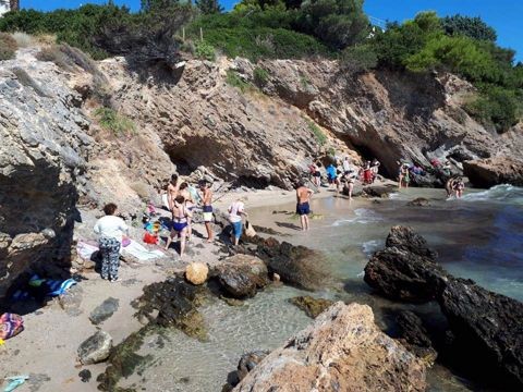 Πόρτο Ράφτη: Επικίνδυνος έγινε μετά το σεισμό βράχος στην παραλία «Πανόραμα»