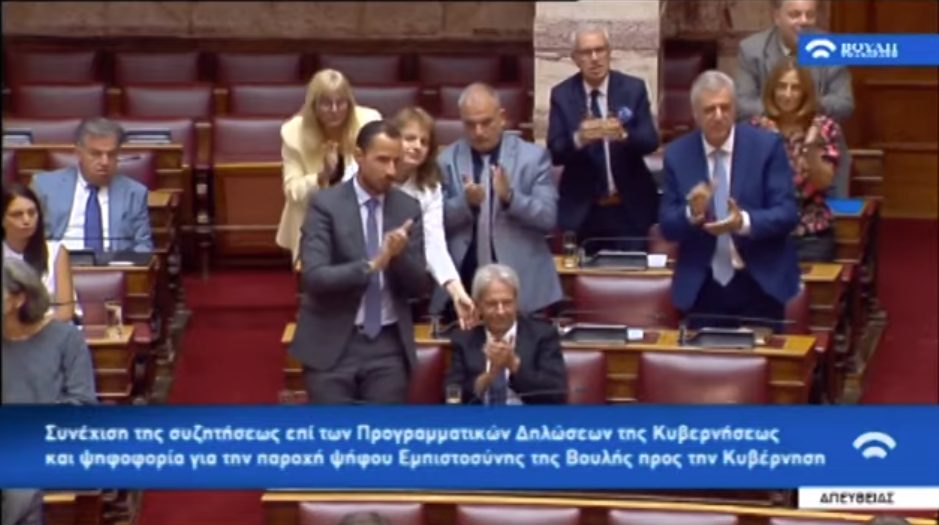 Σκούντησαν βουλευτή του Βελόπουλου που… ξέχασε να σηκωθεί να χειροκροτήσει