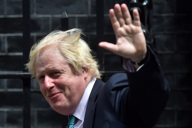 Τον νέο πρωθυπουργό Μπόρις Τζόνσον συνεχάρη η Μέρκελ