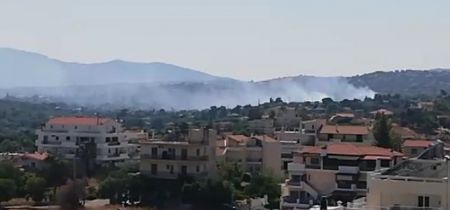 Φωτιές σε Ραφήνα-Βαρνάβα – Διακοπή κυκλοφορίας στη Μαραθώνος