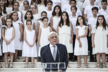 Πολλαπλά μηνύματα Παυλόπουλου στη γιορτή για την αποκατάσταση της Δημοκρατίας (εικόνες)