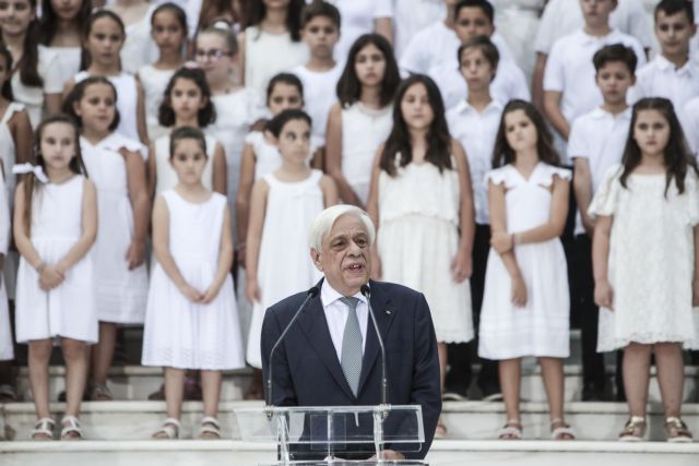 Πολλαπλά μηνύματα Παυλόπουλου στη γιορτή για την αποκατάσταση της Δημοκρατίας (εικόνες)