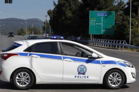 Καταδίωξη κλεμμένου φορτηγού με τρεις αστυνομικούς ελαφρά τραυματίες