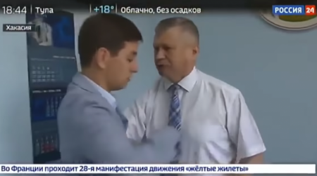 Ρωσία : Πολιτικός επιτέθηκε σε δημοσιογράφο – Δεν του άρεσαν οι ερωτήσεις