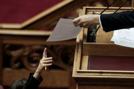 Ποια τα τρία νομοσχέδια express που καταθέτει στη Βουλή η κυβέρνηση