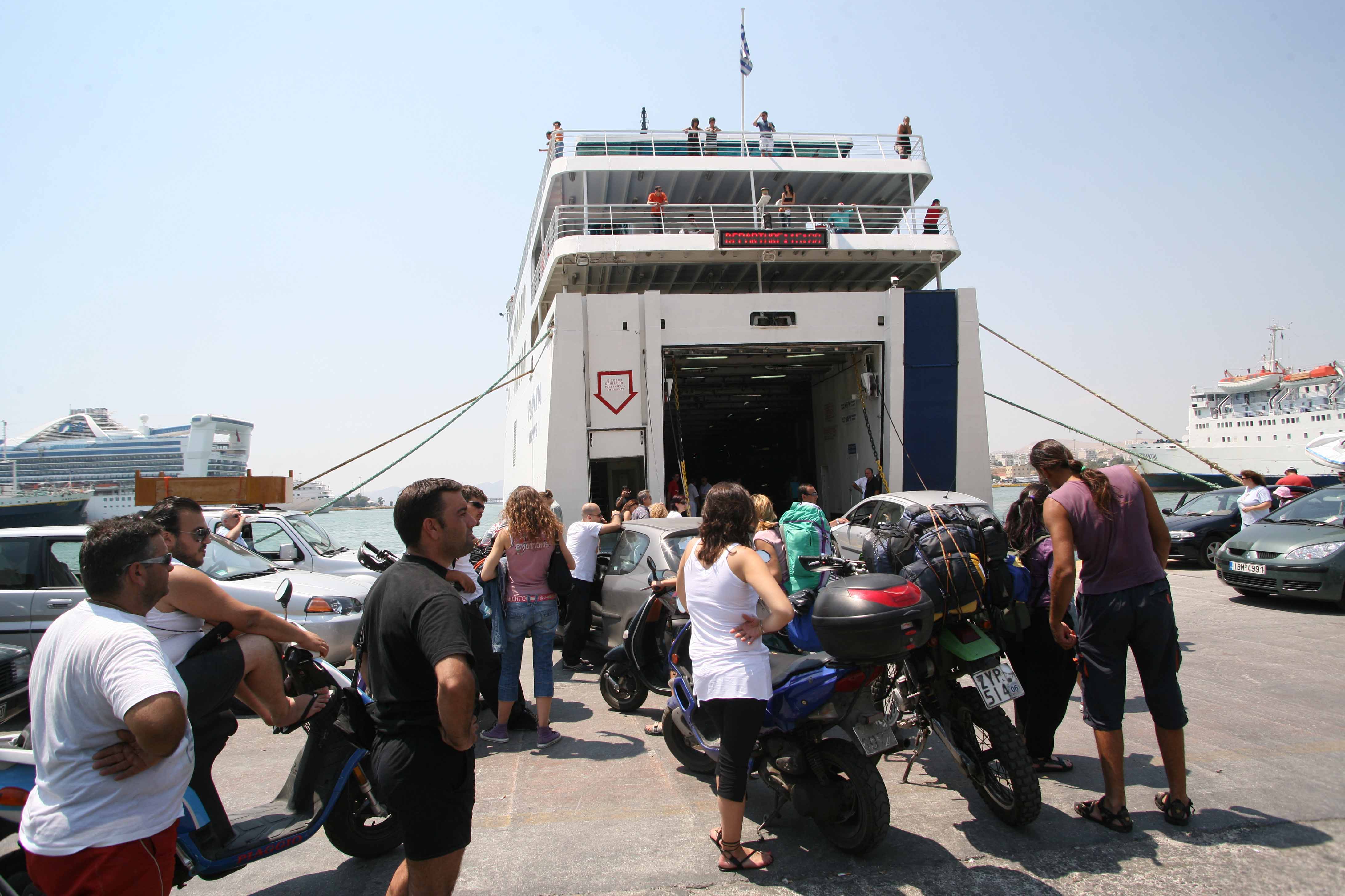 Κυκλοφοριακό κομφούζιο στο λιμάνι του Πειραιά – Live η κίνηση