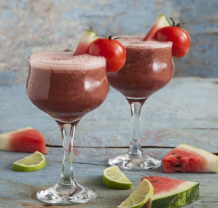 Χυμός ντομάτας με καρπούζι, τσίλι και βασιλικό