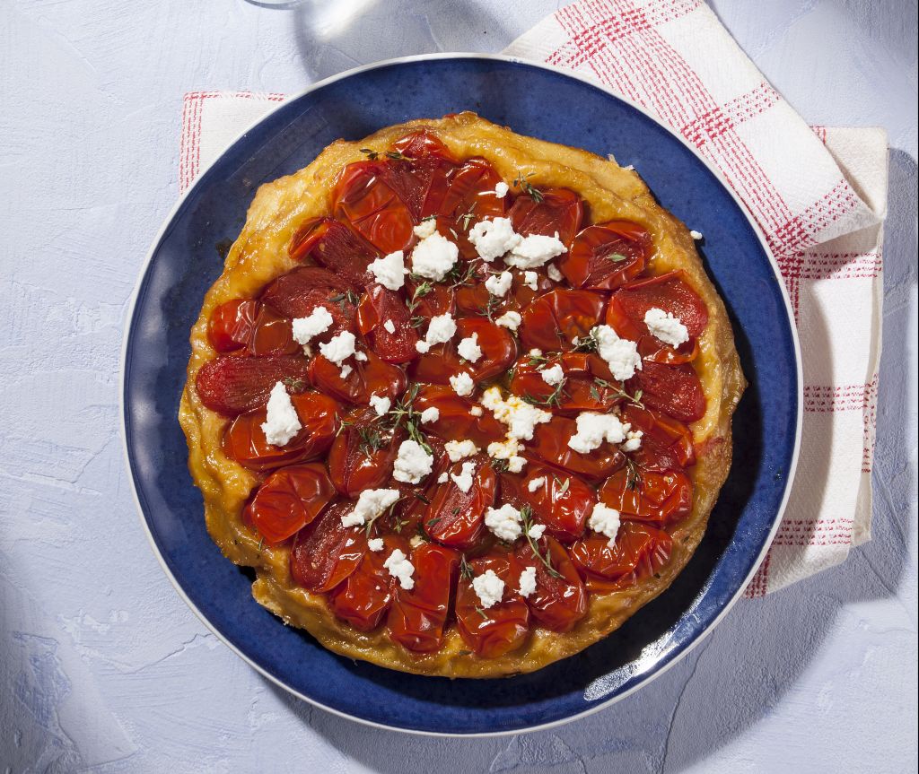 Αλμυρή tarte tatin με ντοματίνια και ανθότυρο