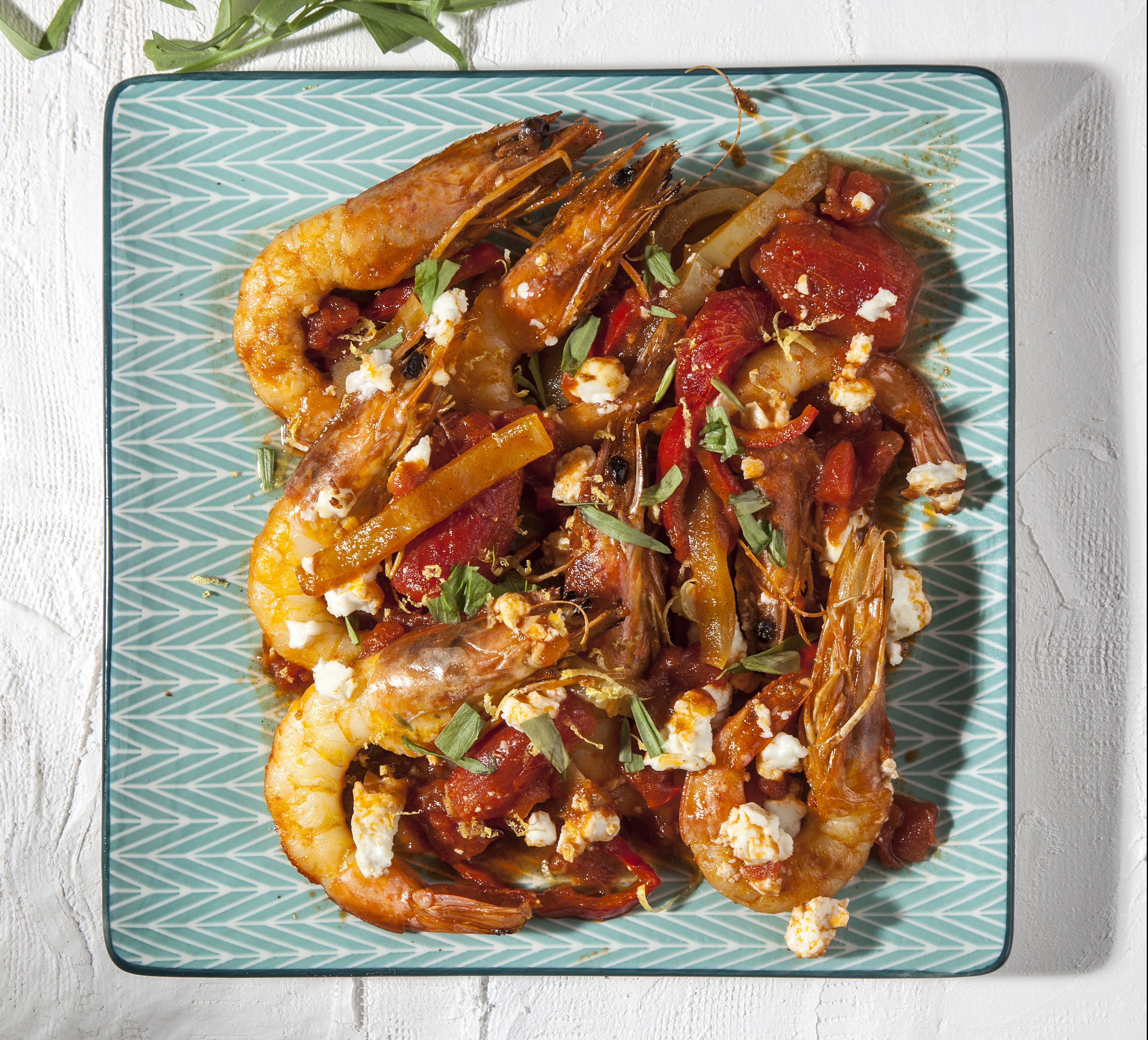 Σαγανάκι με γαρίδες, ντομάτα, πιπεριές και φέτα