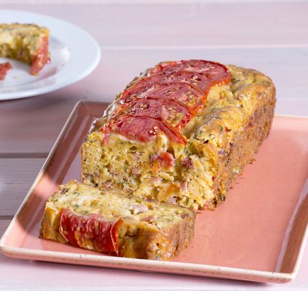 Αλμυρό κέικ ντομάτας με μπέικον και γιαούρτι