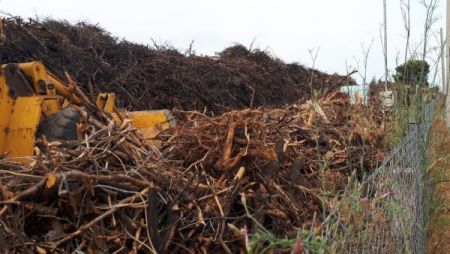 Μάτι : Φορτηγά αδειάζουν τους 20.000 τόνους καμμένων από το οικόπεδο-βόμβα