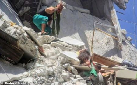 Συγκλονίζει 5χρονη που σώζει την 7μηνών αδελφή της από τα συντρίμμια βομβαρδισμών και ξεψυχά