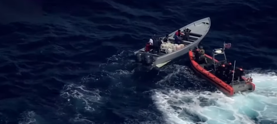 Καταδίωξη βγαλμένη από Χόλιγουντ: Πετούσαν την κοκαΐνη στην θάλασσα για να ξεφύγουν