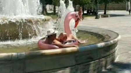 Πήγε για… μπάνιο στην πλατεία Συντάγματος