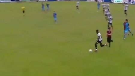 Απίστευτο: Οπαδός της Τράμπζονσπορ εισέβαλε στο γήπεδο για να… παίξει άμυνα