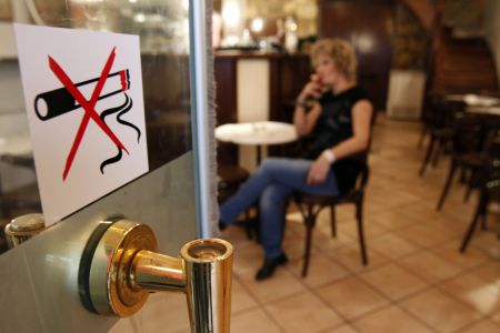 Αντικαπνιστικός νόμος : Που θα απαγορεύεται πλέον το κάπνισμα – Ολη η εγκύκλιος
