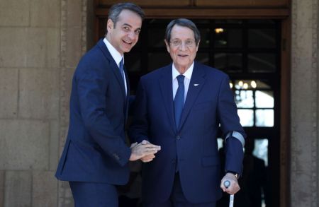 Ο συμβολισμός πίσω από το δώρο Μητσοτάκη σε Αναστασιάδη