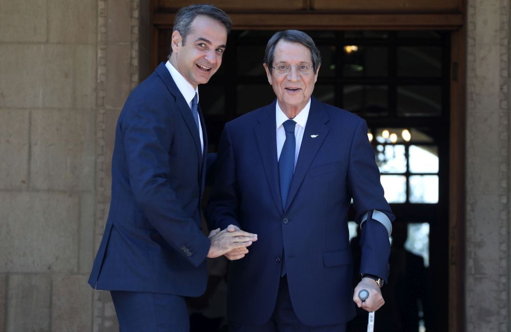 Ο συμβολισμός πίσω από το δώρο Μητσοτάκη σε Αναστασιάδη