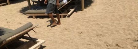 Μύκονος : Γιατί υποχρεώνουν τους σερβιτόρους να είναι ξυπόλητοι στην καυτή άμμο