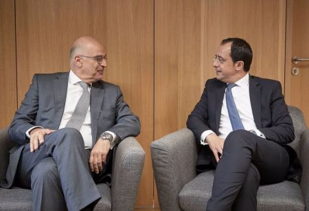Δένδιας- Χριστοδουλίδης: Σε συνεχή επικοινωνία Αθήνα και Λευκωσία για Κυπριακό και Τουρκία