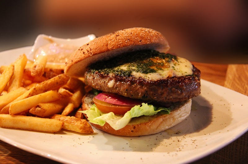 Νέα έρευνα: Το πρόχειρο φαγητό μας παχαίνει