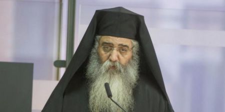 Σφοδρές αντιδράσεις κατά του Μητροπολίτη Μόρφου για τις ρατσιστικές δηλώσεις του