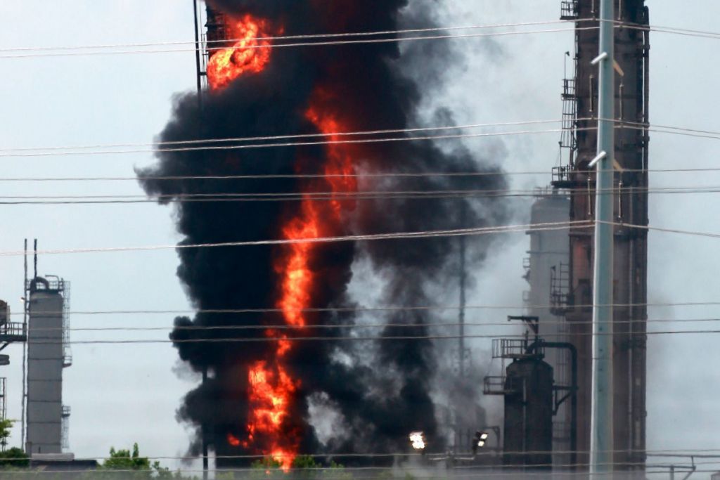 Μεγάλη πυρκαγιά και εκρήξεις σε διυλιστήρια στο Τέξας