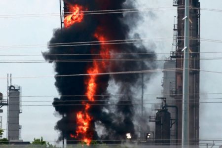 Μεγάλη πυρκαγιά και εκρήξεις σε διυλιστήρια στο Τέξας