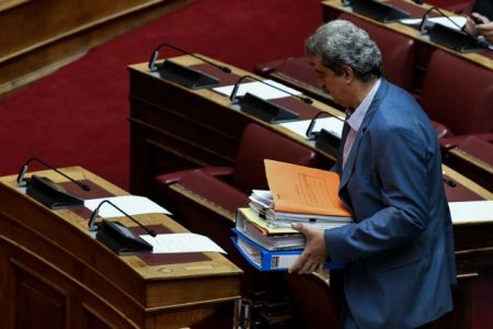 Βουλή: Αποχώρησε ο ΣΥΡΙΖΑ μετά το σόου Πολάκη στη  συζήτηση για την άρση ασυλίας του