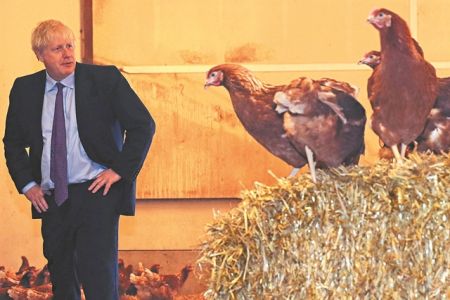 Ο Τζόνσον παίζει με τη φωτιά εντός και εκτός συνόρων