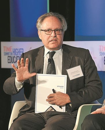 «Ο Τραμπ εκμεταλλεύεται τον φόβο και την απορρύθμιση των ΜΜΕ»