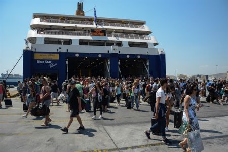 Ο Αύγουστος έρχεται, το λιμάνι του Πειραιά… αναστενάζει