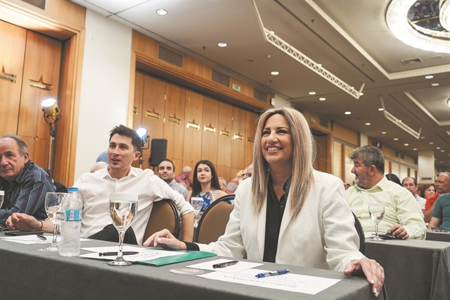 Η Φώφη βλέπει υπονόμευση και «δάκτυλο Μαξίμου»