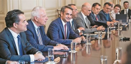 Σε πρόγραμμα επιτήρησης τα υπουργεία