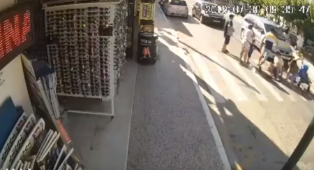 Ζάκυνθος: Αυτοκίνητο χτυπά πεζό και φτάνει κοντά σε παιδικό καρότσι