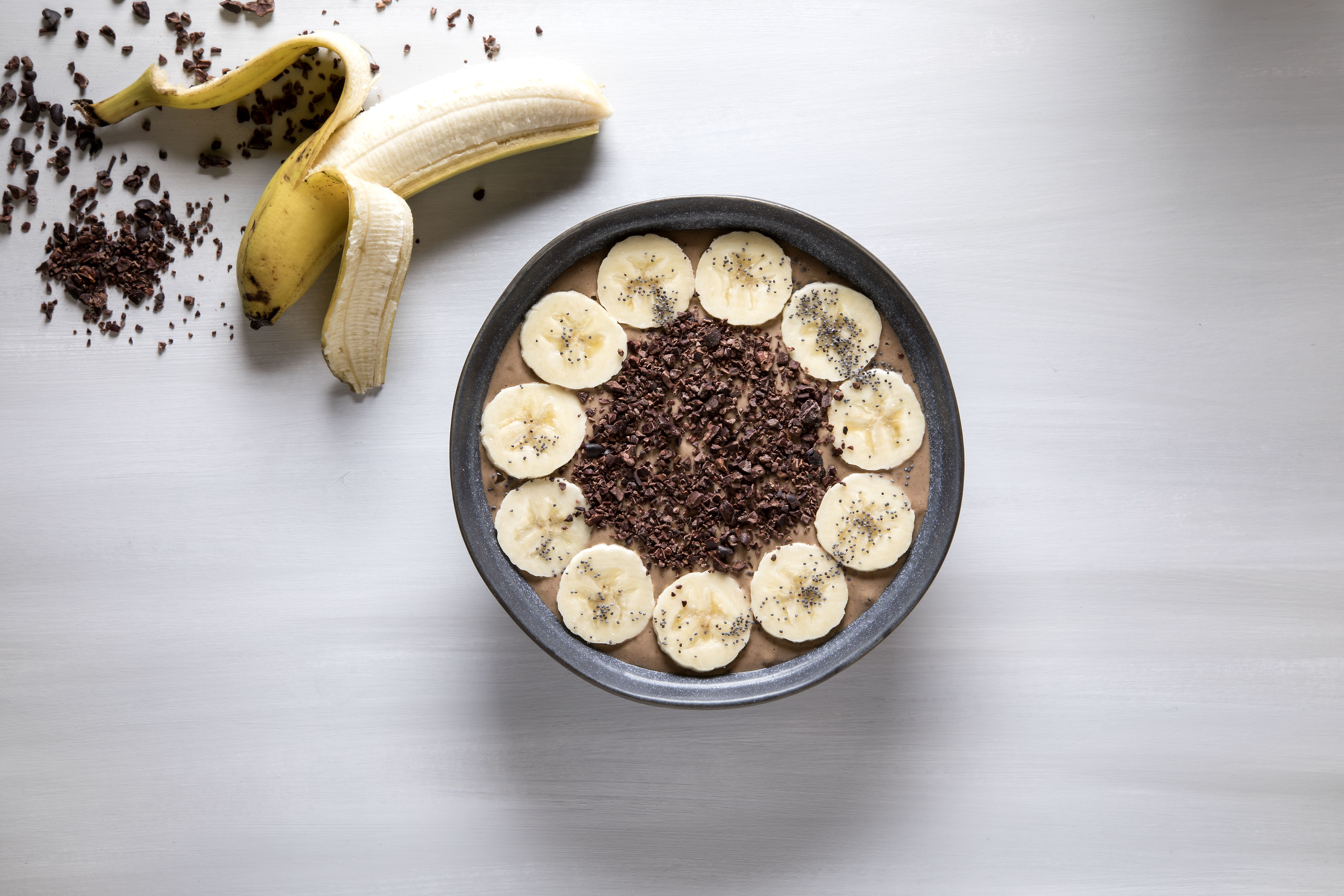 Smoothie bowl με μπανάνα σοκολάτα και ταχίνι