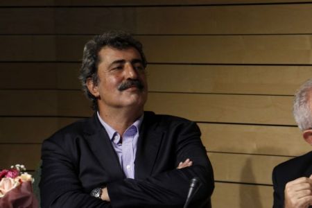 Κυρώσεις στον καπνιστή Πολάκη και στο καφενείο της Βουλή ζητά ο Μπεχράκης
