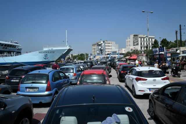 Αδειάζει η Αθήνα: Το αδιαχώρητο στο λιμάνι του Πειραιά