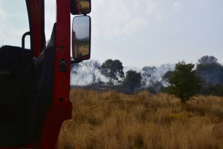 Πύργος Ηλείας: Πυρκαγιά έχει λάβει διαστάσεις λόγω ισχυρών ανέμων