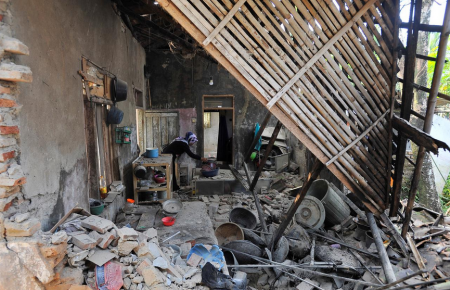 Ινδονησία: 5 νεκροί και δεκάδες τραυματίες από τον σεισμό των 6,9 Ρίχτερ