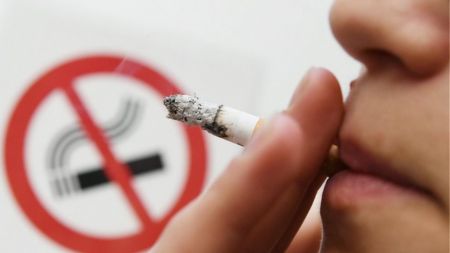 Αντικαπνιστικός νόμος: Τσουχτερά πρόστιμα στους οδηγούς που καπνίζουν