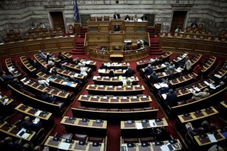 Βουλή: Πυρά μεταξύ κυβέρνησης και αντιπολίτευσης για το Πολυνομοσχέδιο