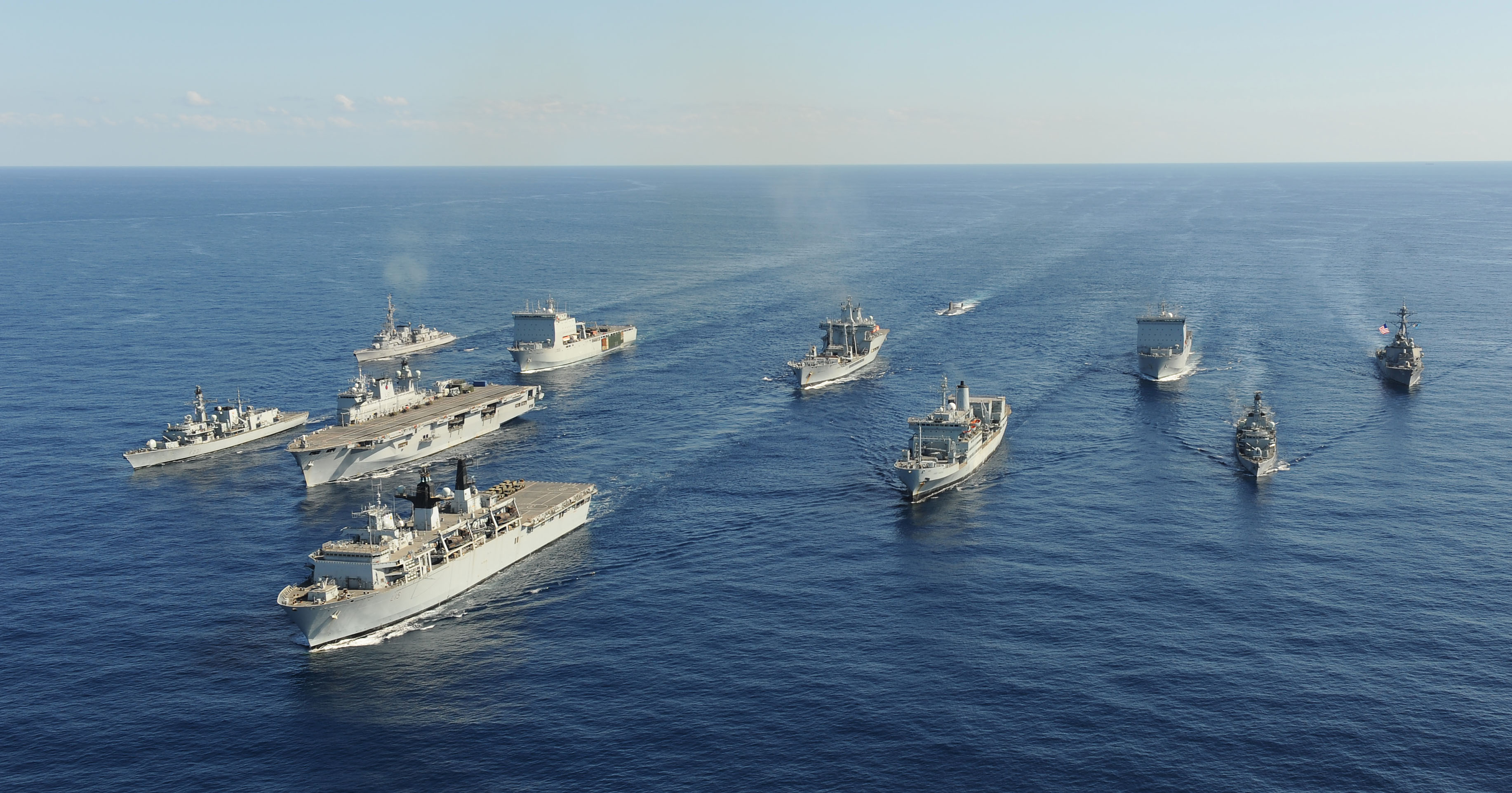 Στενά του Ορμούζ: Συνωστισμός πολεμικών πλοίων ΗΠΑ και Βρετανίας