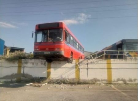 Θεσσαλονίκη: Λεωφορείο χωρίς φρένα βρέθηκε να κρέμεται στο κενό