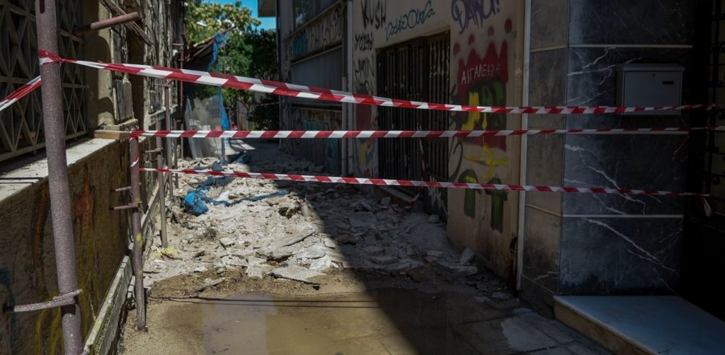 Άρχισε η κατεδάφιση επικίνδυνων κτιρίων στην Αθήνα
