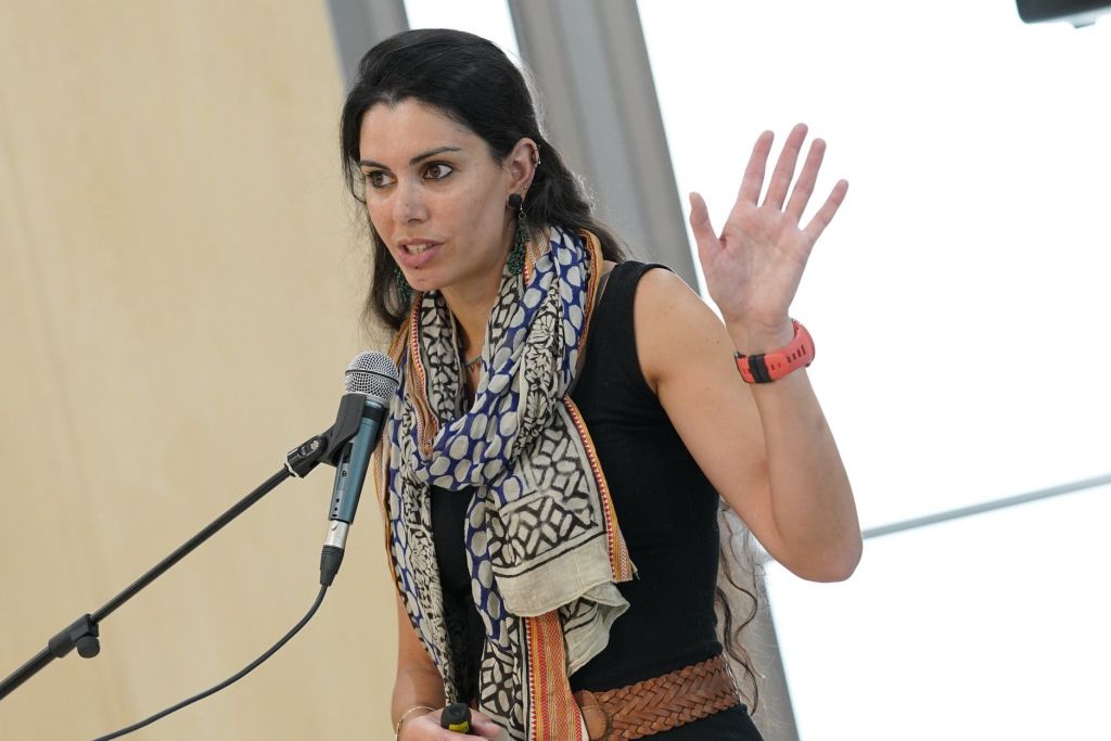 Ικαρία: Κηλίδες αίματος στο κρεβάτι της εξαφανισθείσας ερευνά μεταξύ άλλων η αστυνομία